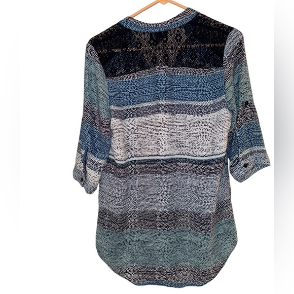 Women’s—IZ Buyer Three Quarter Sleeve V-Neck Blouse With Stripes & Lace. Size M. - Picture 3 of 6